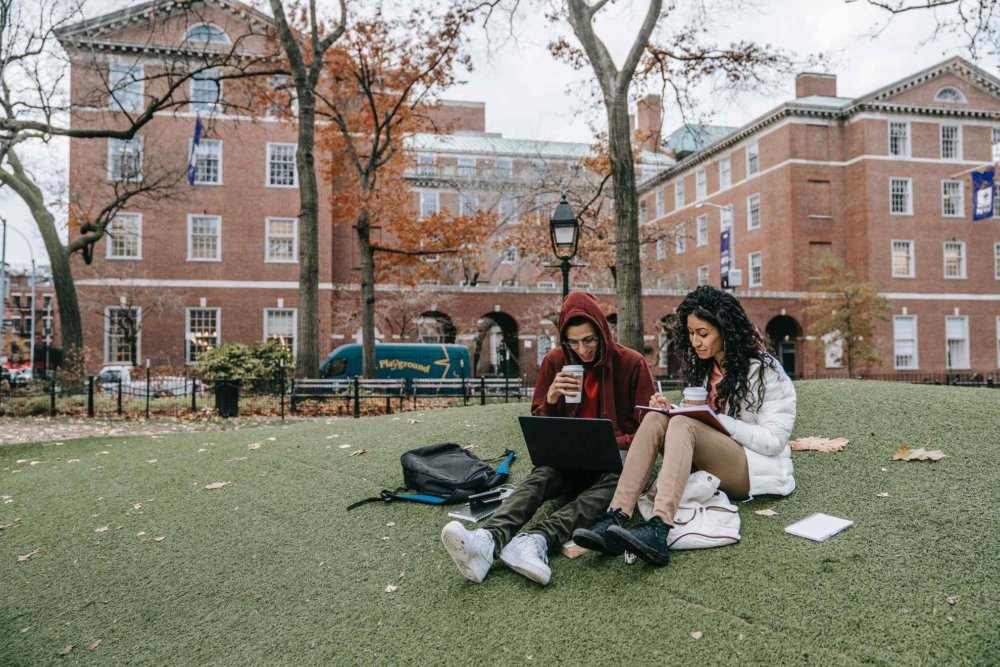 Students in front of their Uni